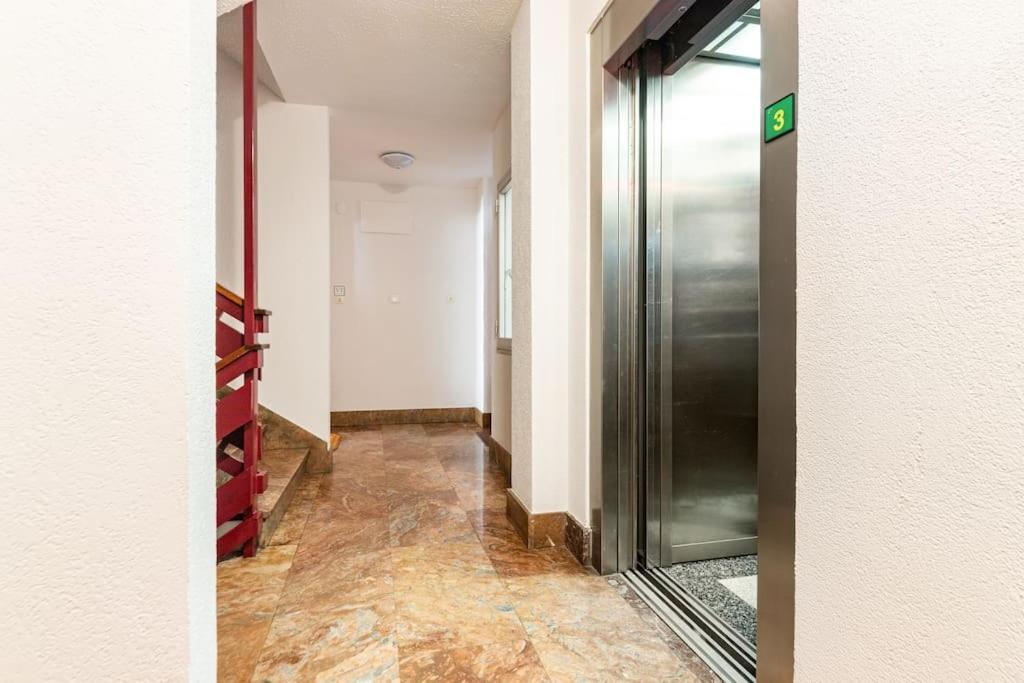 Terraza Playa Y Calle Peatonal Ess03377 Σαν Σεμπαστιάν Εξωτερικό φωτογραφία